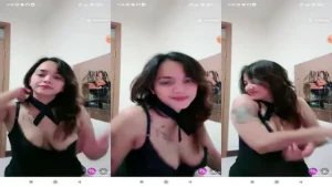 Tiramisu Goyang Pantat Sambil Colok Memek